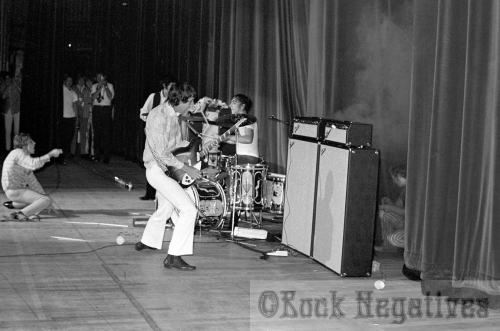 25 Aug. 1967, Kiel Opera House, St. Louis, Mo., with Fender Showman amps with 2×15 cabinets. Guitar appears to be a Rickenbacker 330, likely borrowed from the Herman’s Hermits.