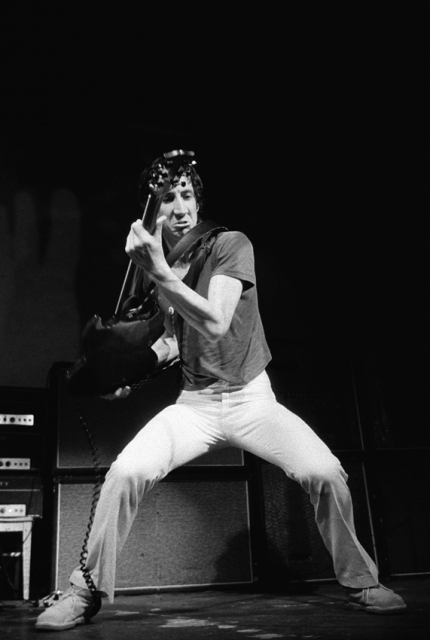 Ca. August 1968 at the Fillmore West, San Francisco. One of the earliest uses of the Gibson SG Special. Amps are three Sound City L100 into four Sound City 4×12 cabinets. Effects pedal is Dallas-Arbiter Fuzz Face.