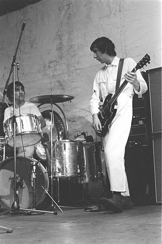 14 Feb. 1970, Leeds University, stage setup of Pete’s rig, one customised Hiwatt DR103 and two CP103 amps with four Hiwatt 4×12 cabs. Guitar is SG Special.