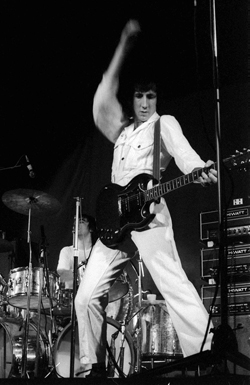 15 Feb. 1970, Hull City Hall, stage setup of Pete’s rig, one customised Hiwatt DR103 and two CP103 amps. Guitar is SG Special.