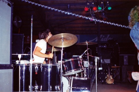 5 Sept. 1972, Mehrweckhalle, Wetzikon, Switzerland, playing cherry sunburst model, with Gold Top model on stand at right. Via “A French Fan”.