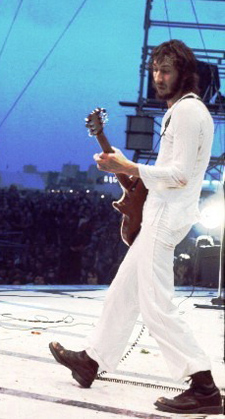 9 Sept., 1972, Fête de l’Humanité, Paris, France, cherry sunburst model, with strap pin behind neck/body joint.