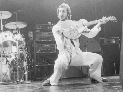 Ca. 1975, Pete’s rig, with two CP103 amps in rack unit, four Hiwatt SE4123 4×12 cabinets, topped by Acoustic 270 preamp unit.