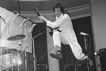 14 Feb. 1970, Leeds University, stage setup of Pete’s rig, one customised Hiwatt DR103 and two CP103 amps with four Hiwatt 4×12 cabs. Guitar is SG Special.