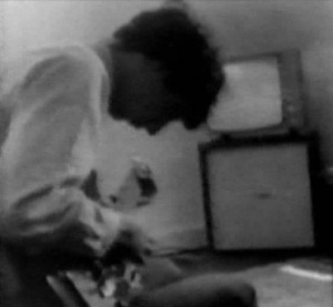 Ca. 1965 or 1966, early Marshall 4×12 slant-front cabinet (as TV stand) in Pete’s flat. Pete is playing a Fender Bass VI baritone guitar. 