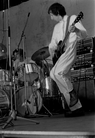 14 Feb. 1970, Leeds University, stage setup of Pete’s rig, one customised Hiwatt DR103 and two CP103 amps with four Hiwatt 4×12 cabs. Guitar is SG Special.